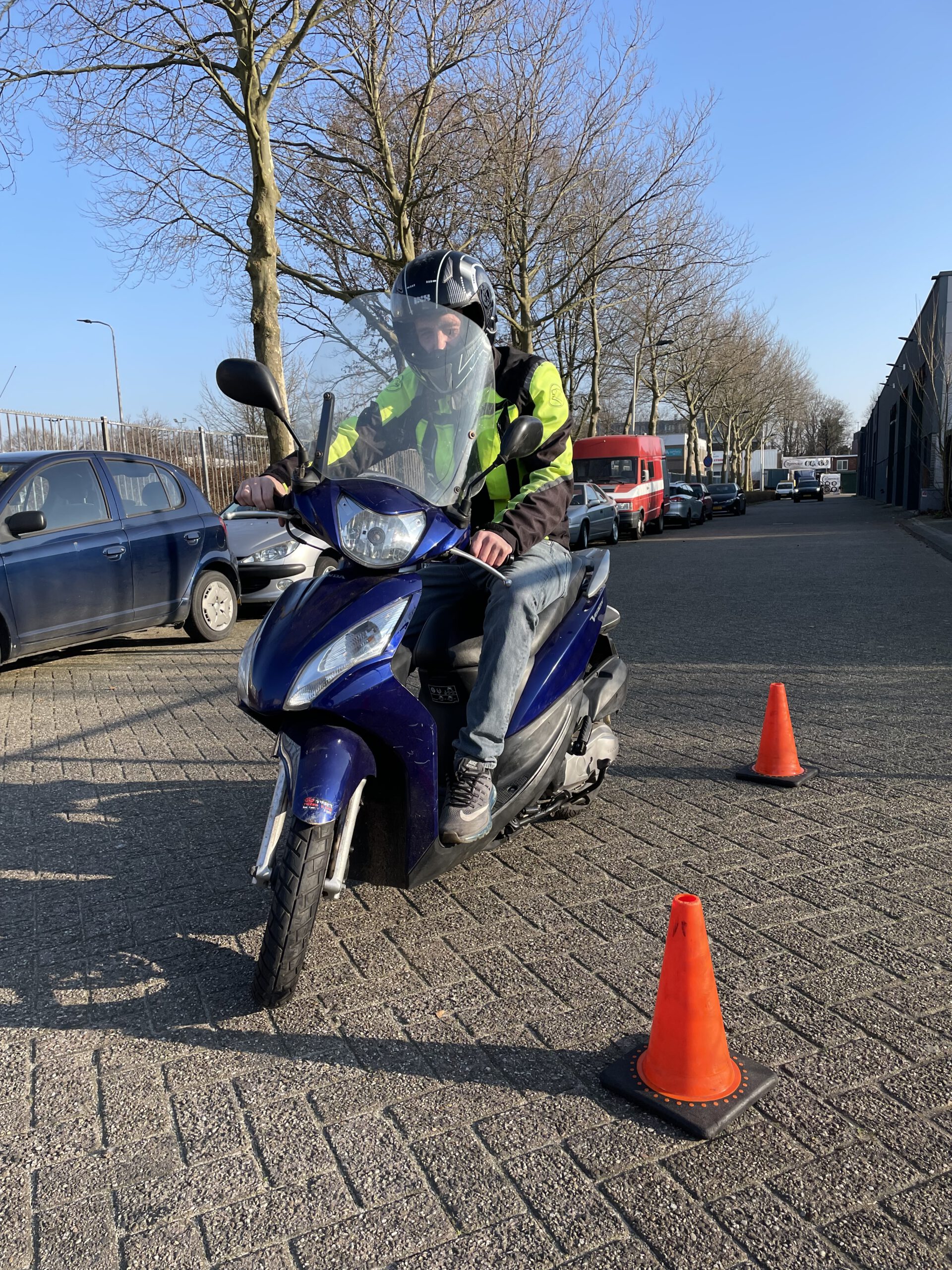 Hoe oud moet je zijn voor scooter rijbewijs? Scoobz Hoe oud moet je zijn voor scooter rijbewijs? Scoobz